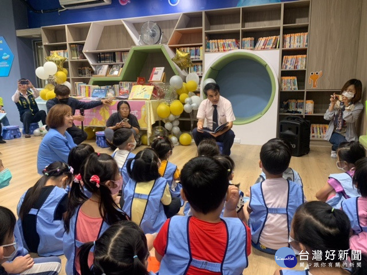 國家太空中心吳主任向孩子說故事。林重鎣