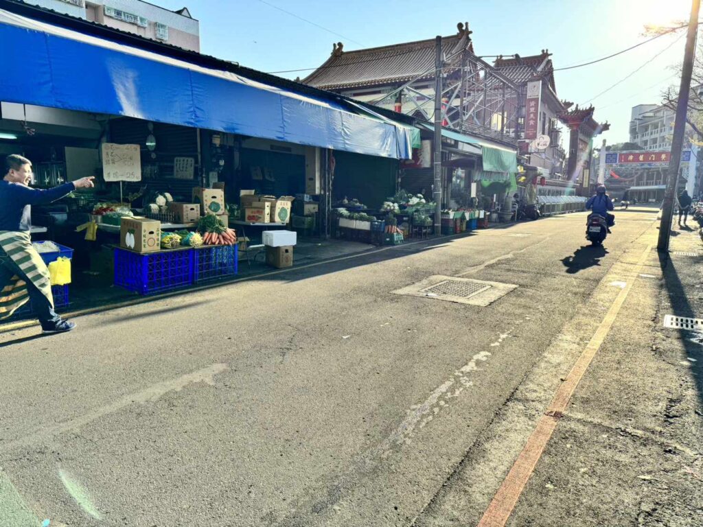 ▲圖說:警方派員至南屯市場巡邏、強勢執法後,非法攤販霸占道路情形已不復見 (圖/台中市政府提供)
