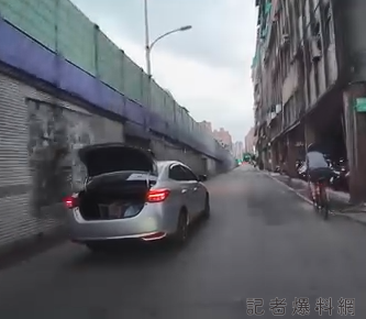 三寶駕駛後車廂沒關就上路 好心機車騎士一路尾隨幫忙關上竟遭網友批評?