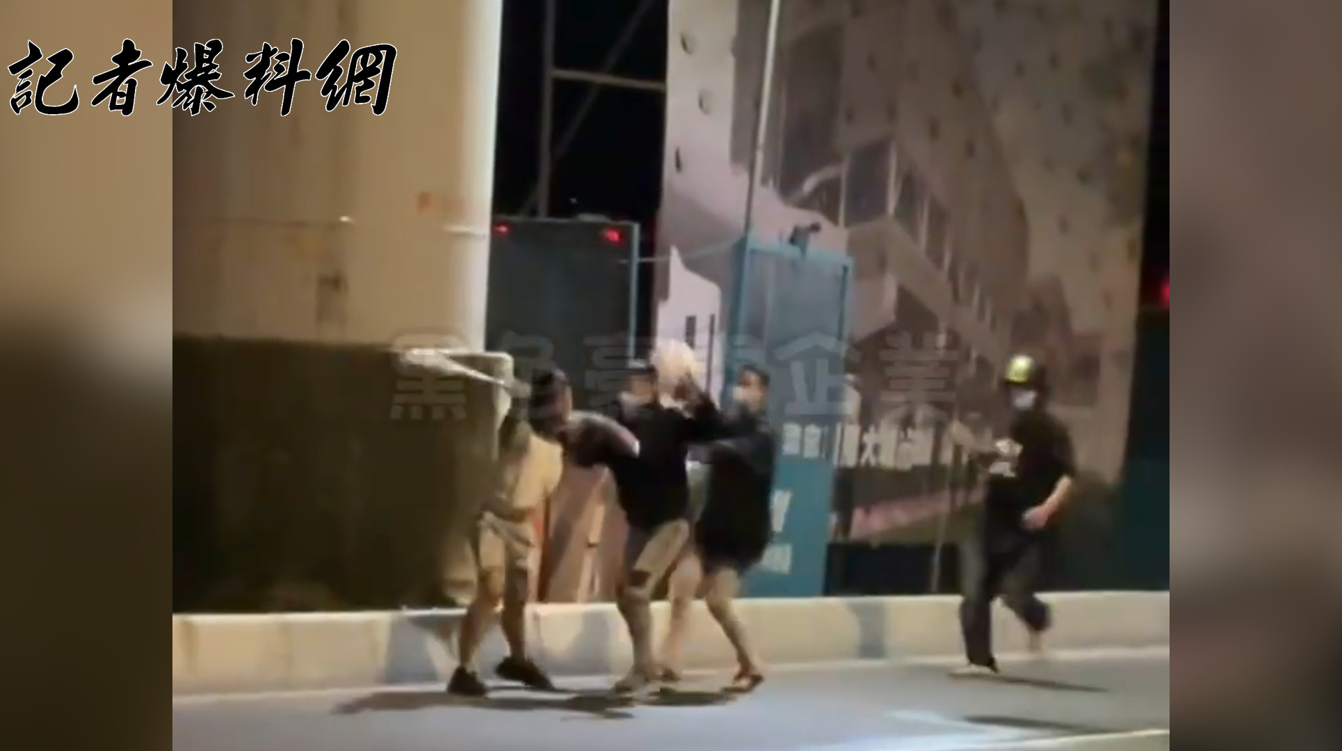 ▲三峽街頭昨(23)日22時許傳出街頭鬥毆情事。(畫面翻攝自黑色豪門企業)