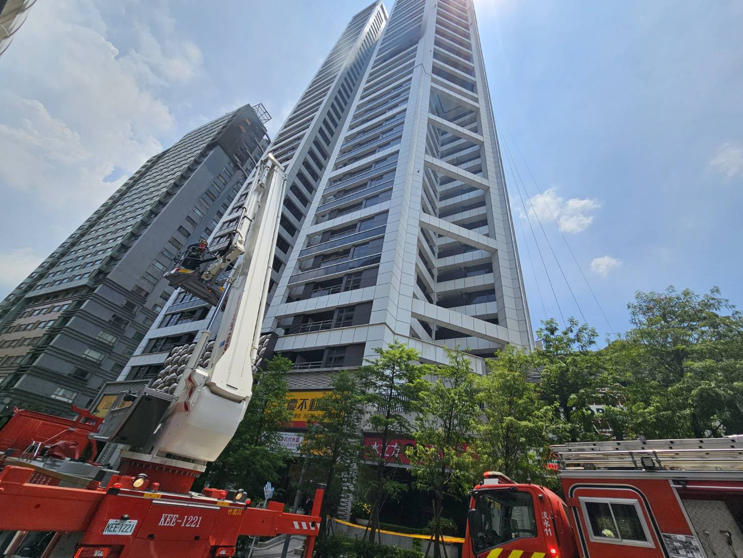 ▲新北市淡水區淡金路1處41層摩天大樓，今（24）日12時許傳出火警。（翻攝畫面）