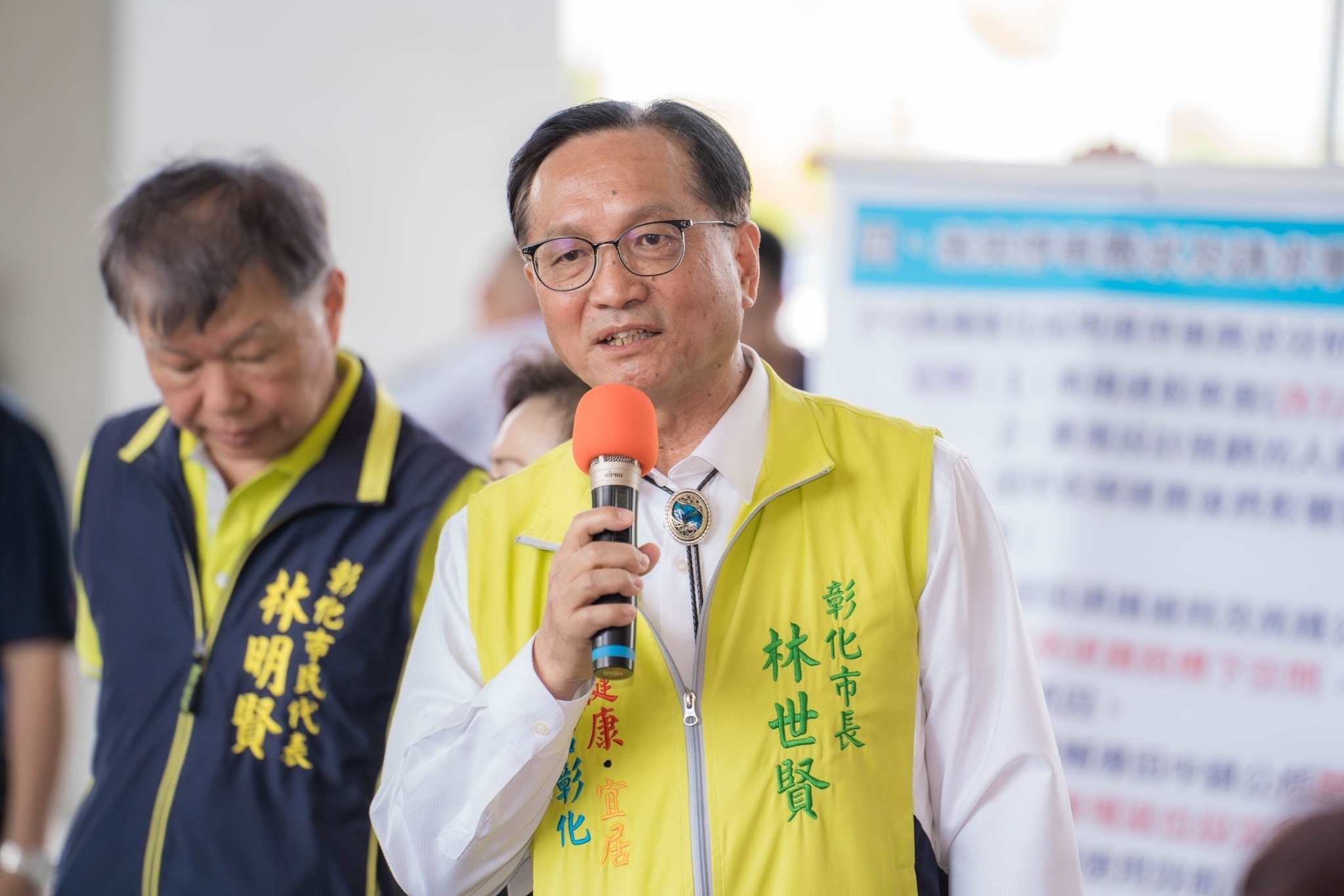 ▲交通部長李孟諺到南彰化視察交通建設時,彰化市長林世賢當面向李孟諺遞交「彰化建設刻不容緩,懇請部長協助大力推動」陳情書。(記者張溎壕攝)