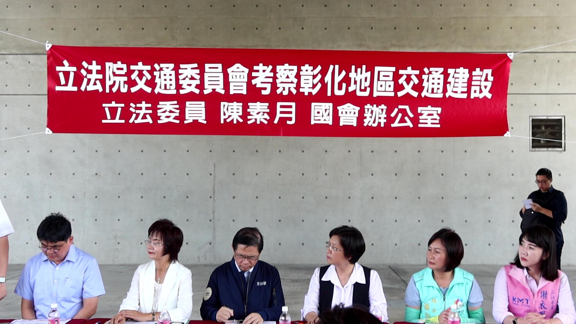 ▲交通部長李孟諺到南彰化視察交通建設時，彰化市長林世賢當面向李孟諺遞交「彰化建設刻不容緩，懇請部長協助大力推動」陳情書。（記者張溎壕攝）