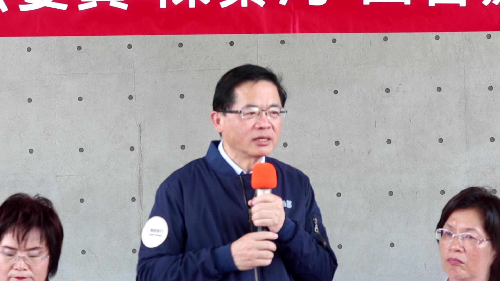 ▲交通部長李孟諺到南彰化視察交通建設時，彰化市長林世賢當面向李孟諺遞交「彰化建設刻不容緩，懇請部長協助大力推動」陳情書。（記者張溎壕攝）