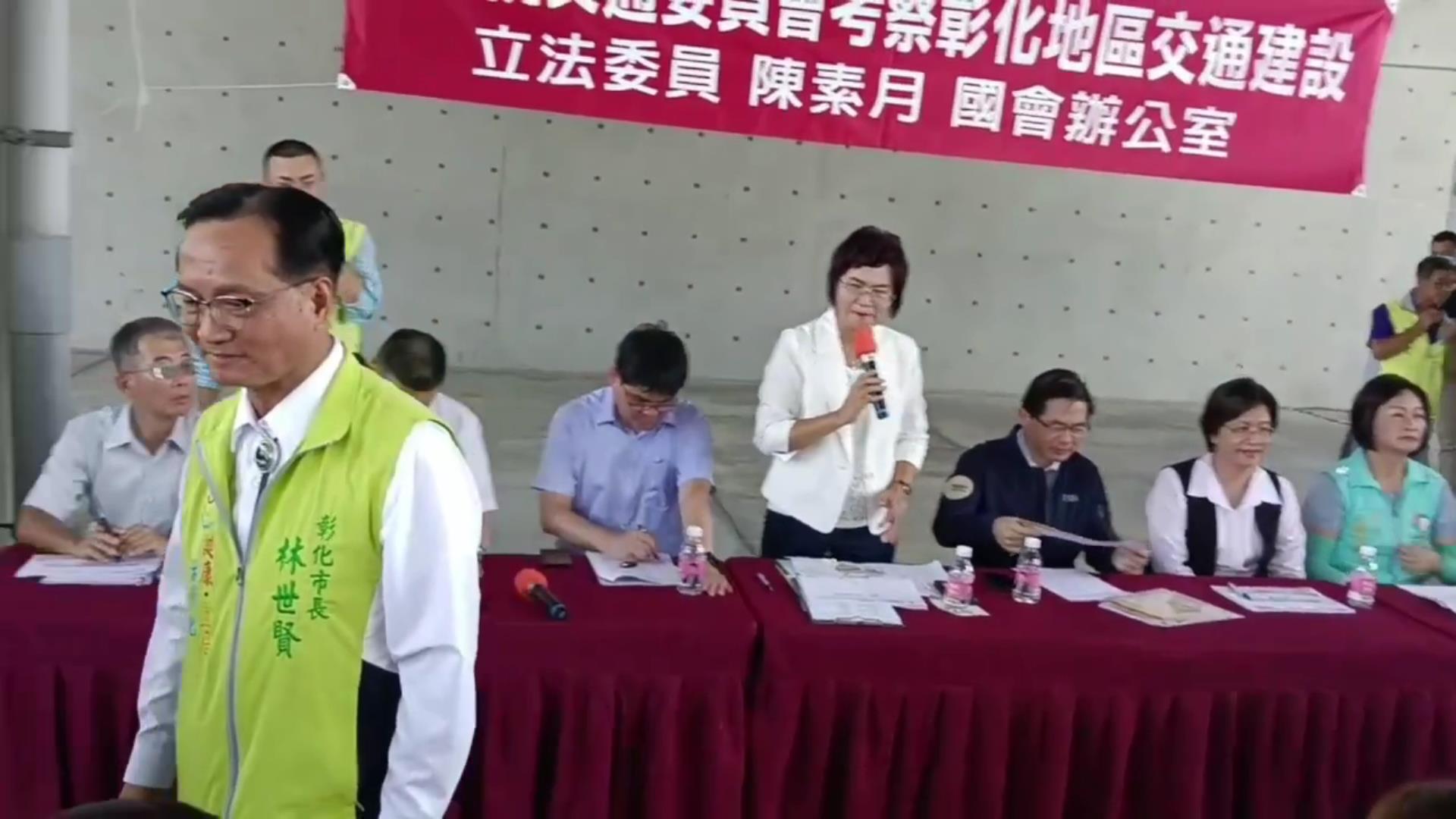 ▲交通部長李孟諺到南彰化視察交通建設時，彰化市長林世賢當面向李孟諺遞交「彰化建設刻不容緩，懇請部長協助大力推動」陳情書。（記者張溎壕攝）