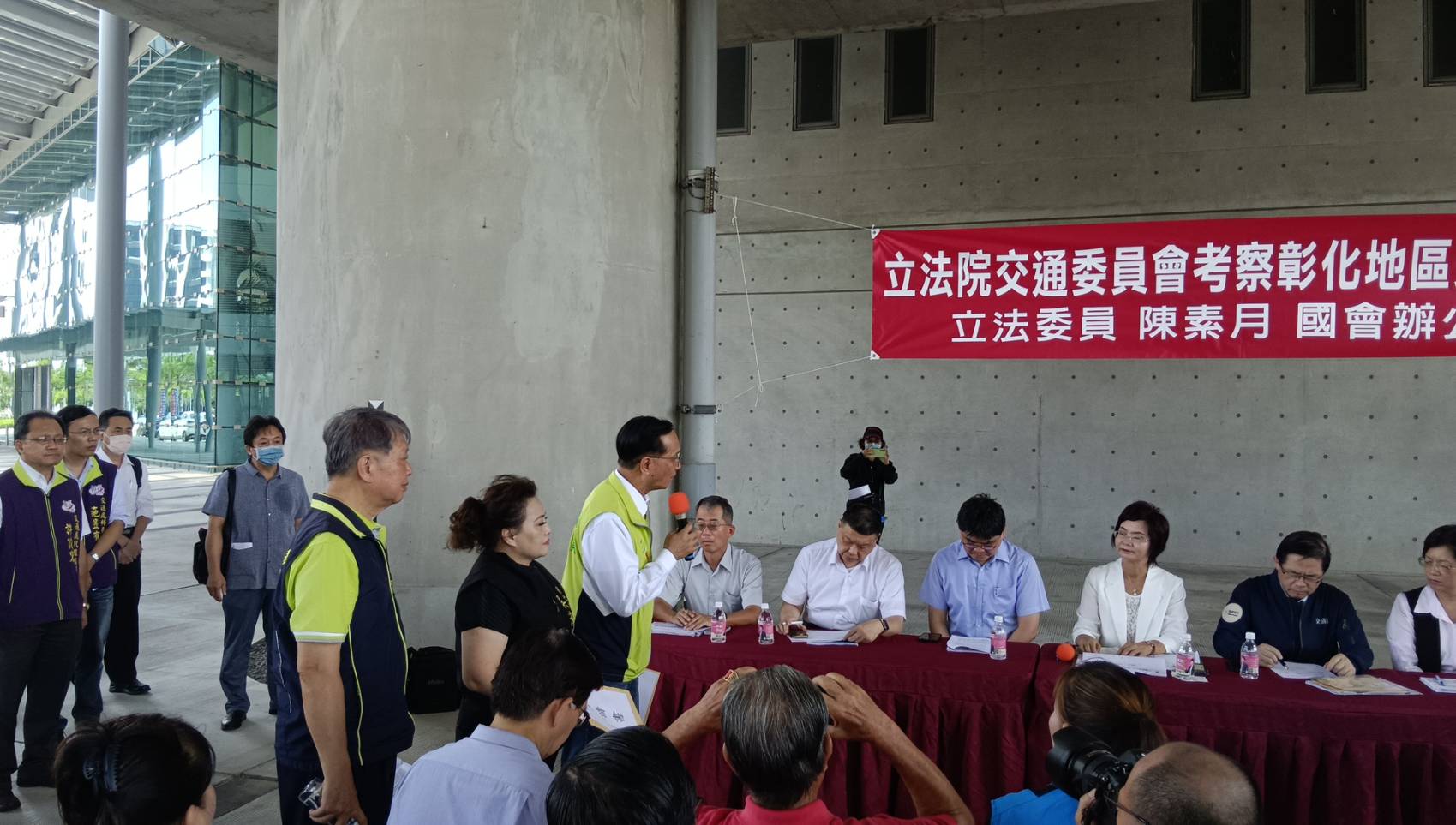 ▲交通部長李孟諺到南彰化視察交通建設時，彰化市長林世賢當面向李孟諺遞交「彰化建設刻不容緩，懇請部長協助大力推動」陳情書。（記者張溎壕攝）