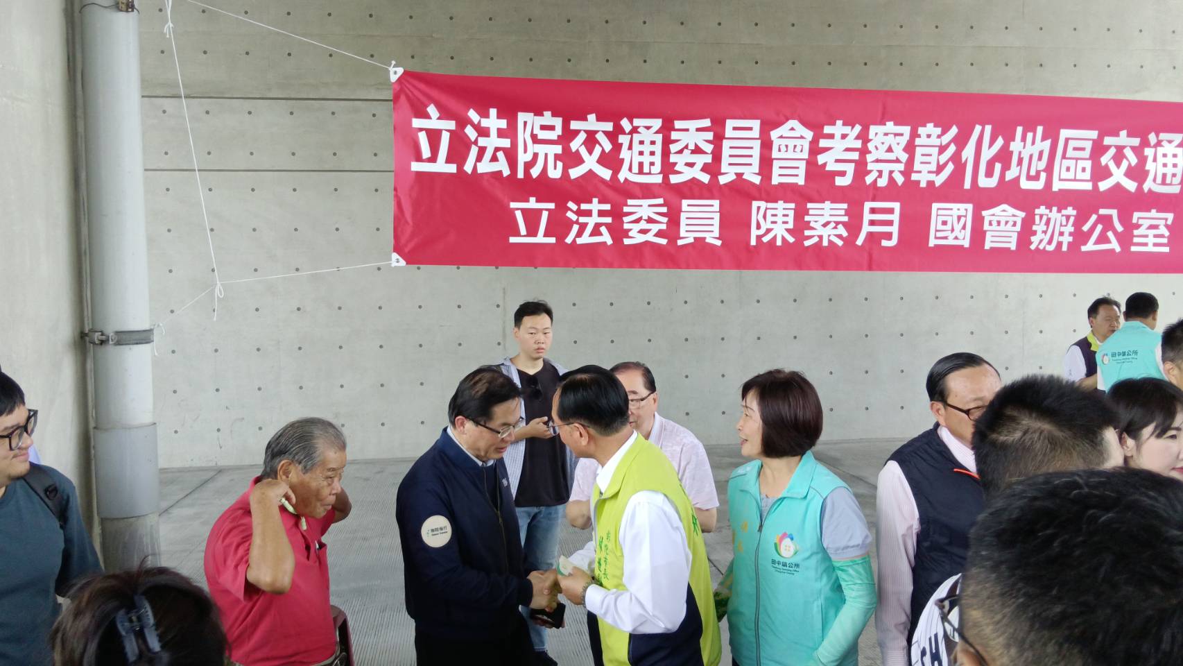 ▲交通部長李孟諺到南彰化視察交通建設時，彰化市長林世賢當面向李孟諺遞交「彰化建設刻不容緩，懇請部長協助大力推動」陳情書。（記者張溎壕攝）