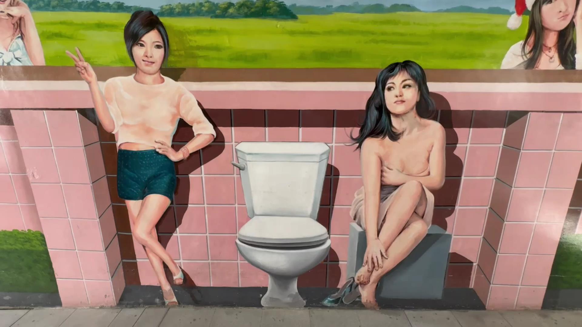 ▲彰化市忠權社區北極宮的公廁因彩繪「爆乳妹」意外成為網紅打卡熱點,吸引大批年輕人前來拍照。(記者張溎壕攝)