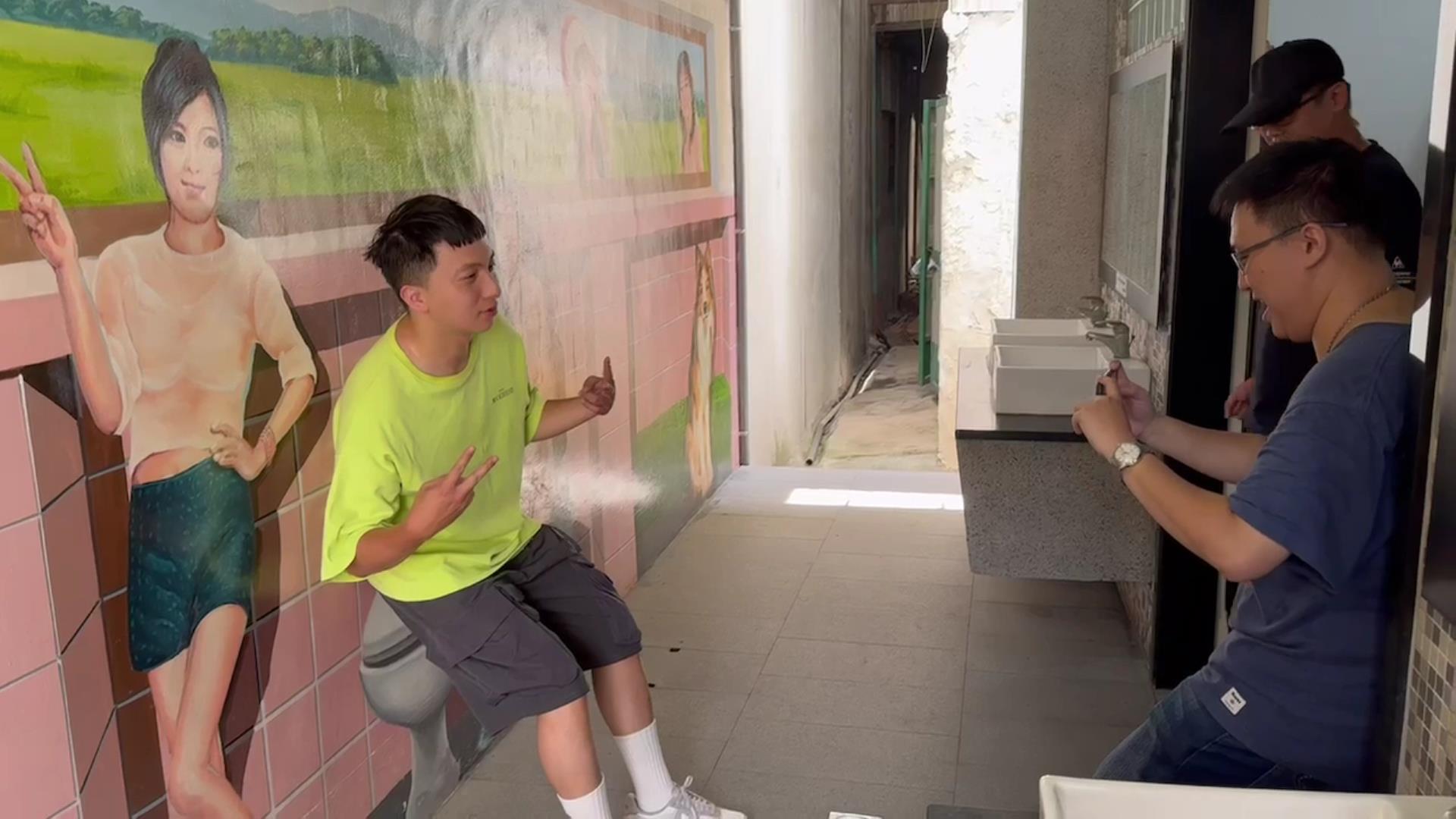 ▲彰化市忠權社區北極宮的公廁因彩繪「爆乳妹」意外成為網紅打卡熱點，吸引大批年輕人前來拍照。（記者張溎壕攝）