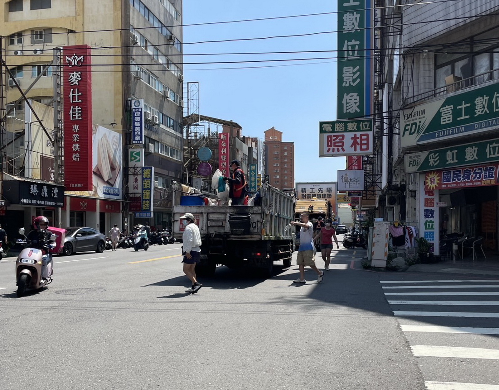 ▲彰化市傳出有市公所3名清潔隊員在沿街收垃圾時，因烈日曝曬不適而暈倒，掀起網路熱議。（記者張溎壕攝）