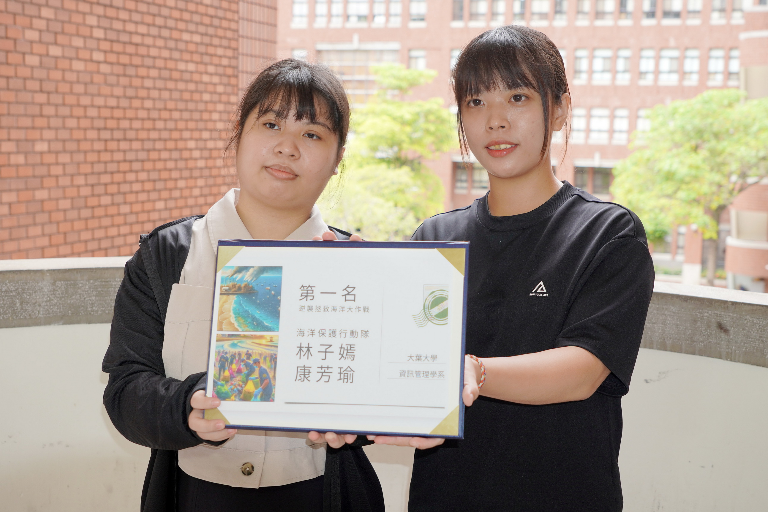 ▲大葉大學資管系林子嫣(左)、康芳瑜(右)用AI設計的明信片榮獲第一名。(記者張溎壕攝)