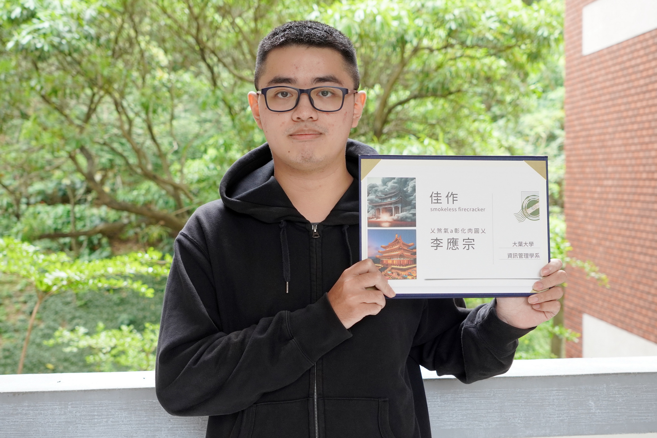 ▲大葉大學資管系李應宗用明信片揭示傳統信仰空汙問題。（記者張溎壕攝）