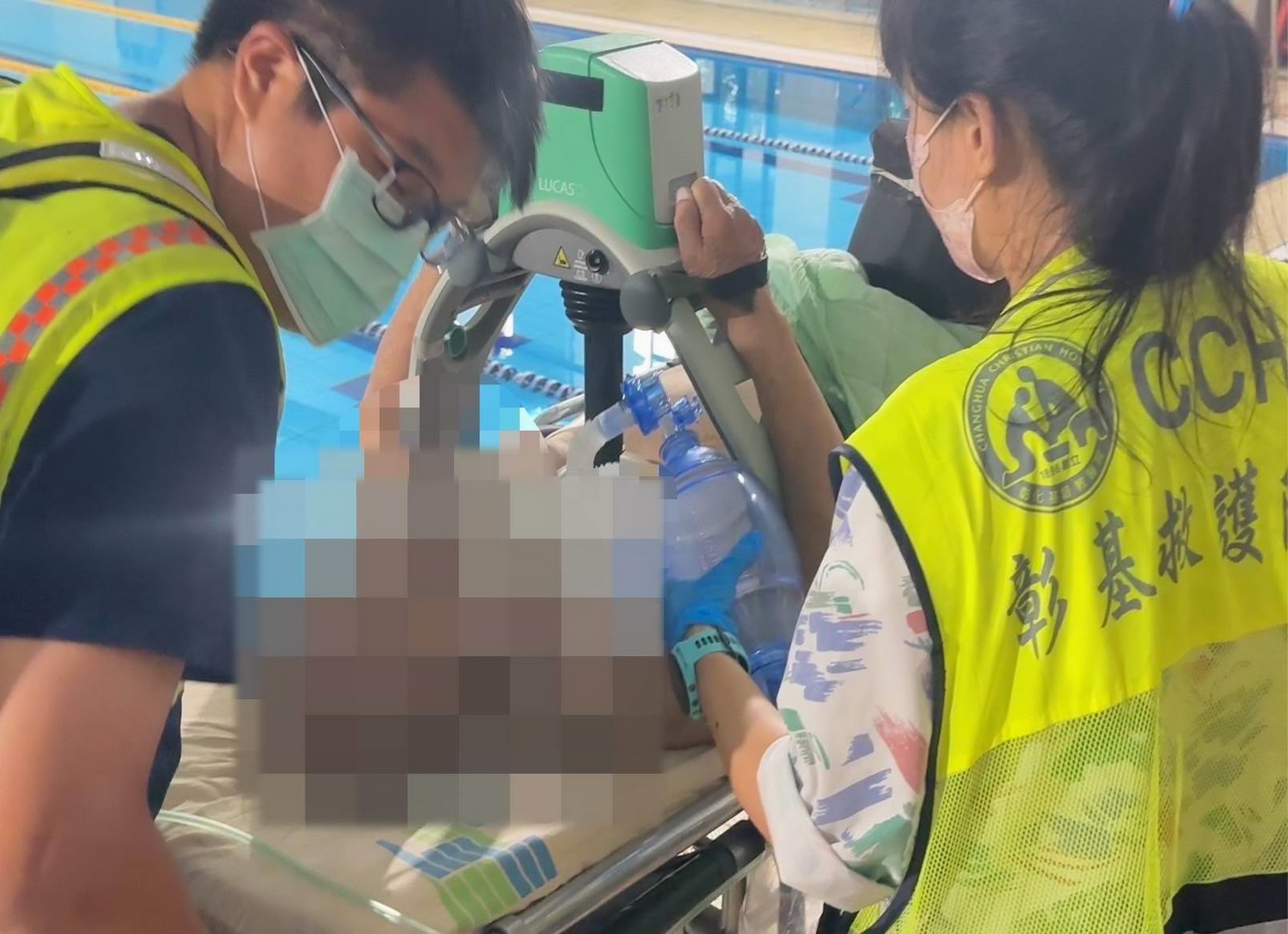 ▲彰北運動中心一名民眾游泳溺水，民眾發現沉在游泳池底，消防員火速送醫搶救。（民眾提供）