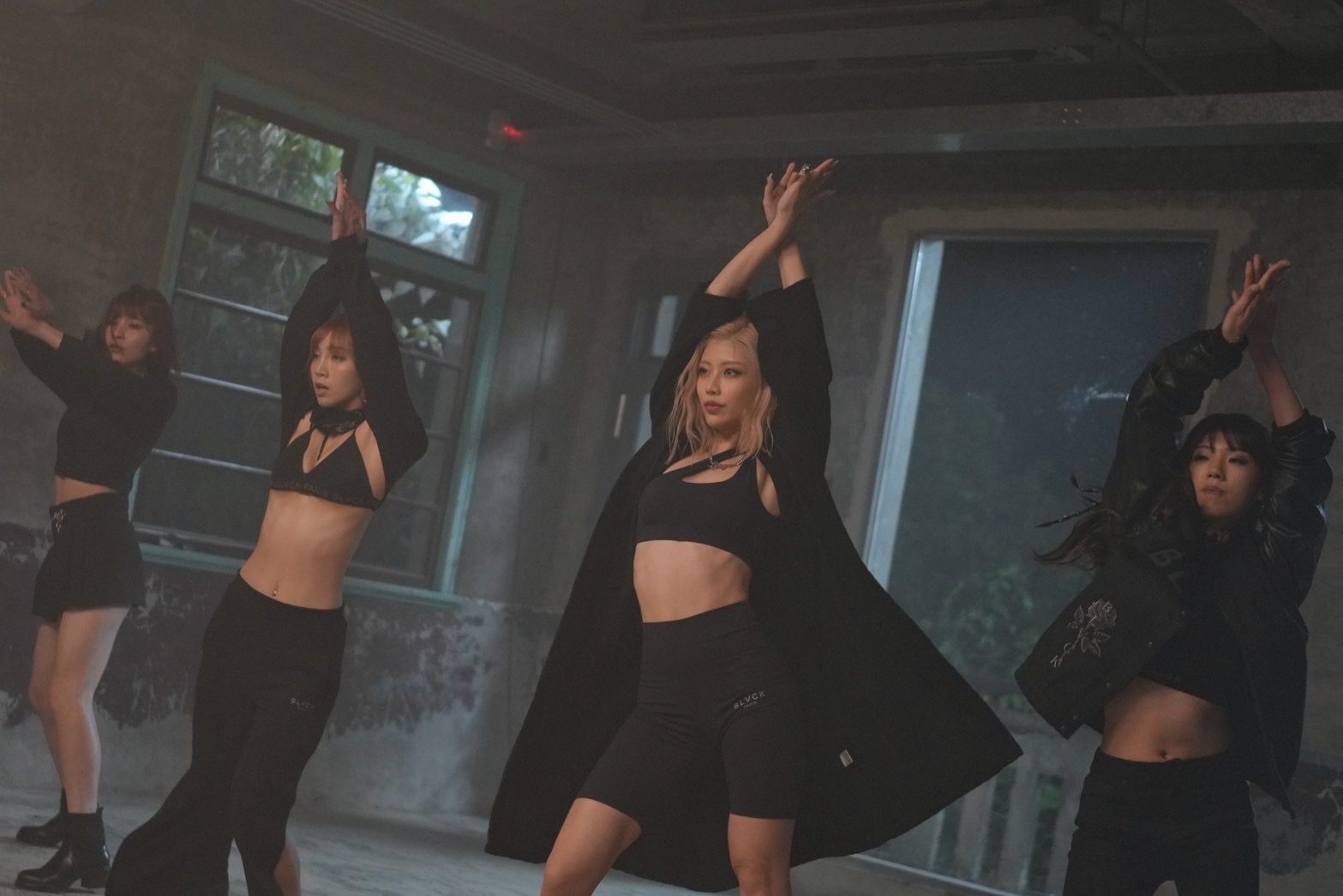 電豹女變身MEME 「反差大到認不出」