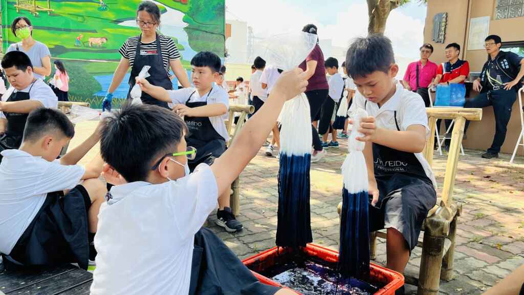 ▲救國團彰化縣團委會近日在土庫國小舉辦113年「愛‧分享」聚光計劃公益活動,共有41位學童參與藍染圍巾DIY。(土庫國小提供)