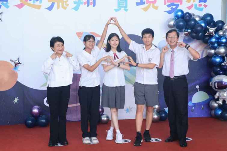▲中市高中以下市長獎畢業生合影，市長盧秀燕俏皮動作照單全收，現場歡樂聲不斷。（記者廖妙茜翻攝）