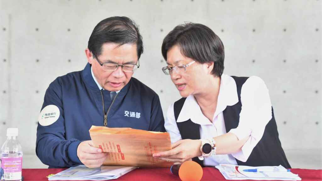 ▲彰化縣長王惠美遞陳情書,爭取彰化縣急迫性的停車場興建工程案及台76線埔心交流道至員林30米園道北側延伸至縣道137線道路新闢工程等二大專案,以改善交通建設,造福更多鄉親。(彰化縣政府提供)