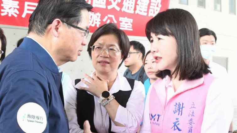 ▲交通部長李孟諺與彰化縣長王惠美、立委謝衣鳯討論彰化地方建設。（彰化縣政府提供）