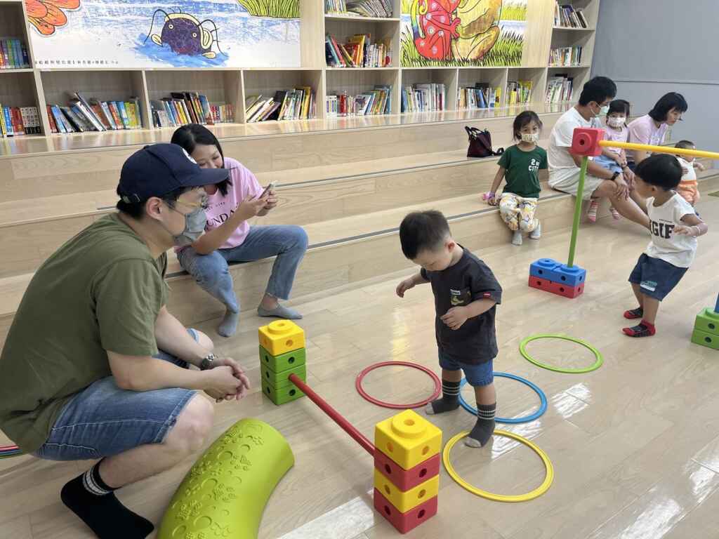▲「父幼日」親子活動課程,限定0-6歲幼童及男性照顧者陪同上課,透過遊戲與課程設計,促進男性照護者與幼童親密互動,學習與幼童相處的方式。(屏東縣政府提供)