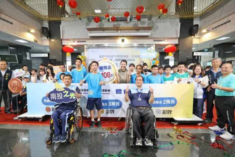 ▲南投縣府表揚全中運、全障運績優選手及教練，頒發逾1千4百萬獎金，縣長許淑華感謝所有選手及教練的努力。（記者張玉泰翻攝）