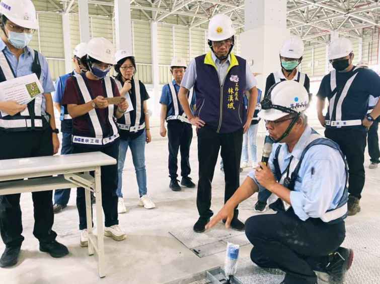 ▲建設局施工團隊說明會展中心施工內容。（台中市建設局提供）