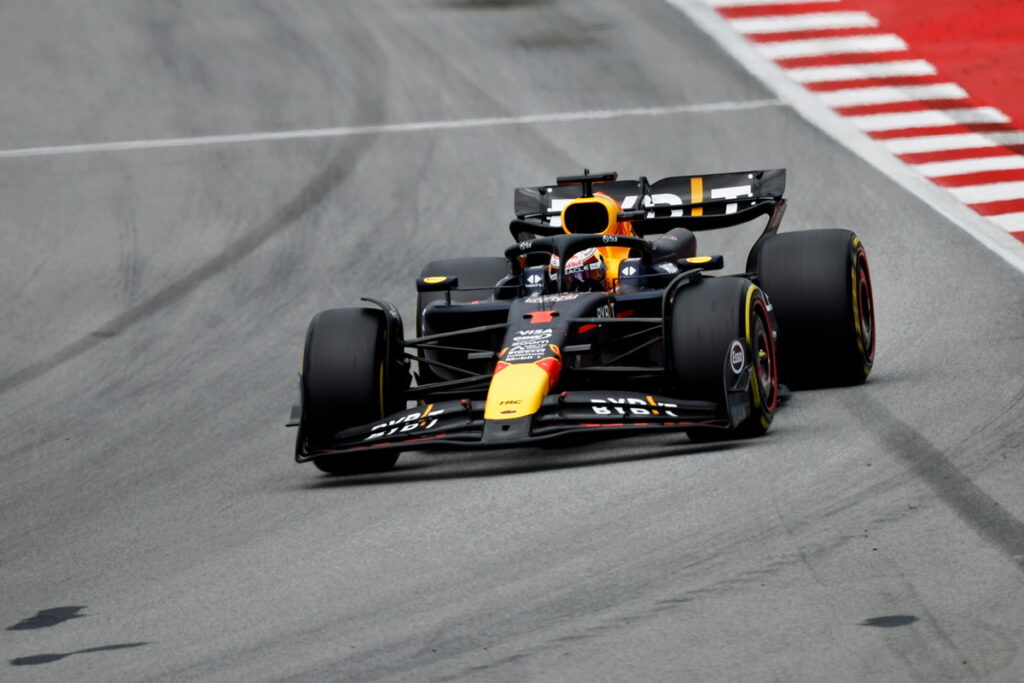 Red Bull 車隊荷蘭籍車手 Max Verstappen 於西班牙巴塞隆納加泰隆尼亞賽道舉行的 F1 2024西班牙大獎賽中再次奪冠。(Red Bull 提供)