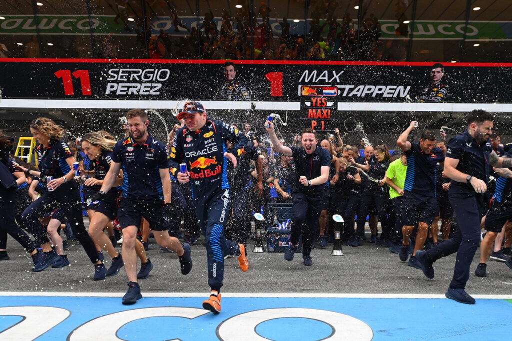 Red Bull 車隊在西班牙 F1 大獎賽後於維修站慶祝勝利,Max Verstappen 獲本季第7冠。(Red Bull 提供)