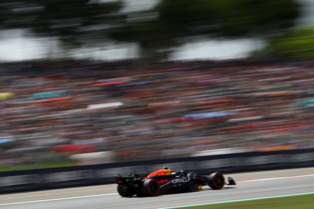 Red Bull 車隊墨西哥車手 Sergio Perez 駕駛 RB20 在 F1 西班牙大獎賽雖從11位起跑但最終仍為團隊拿下積分完賽。(Red Bull 提供)