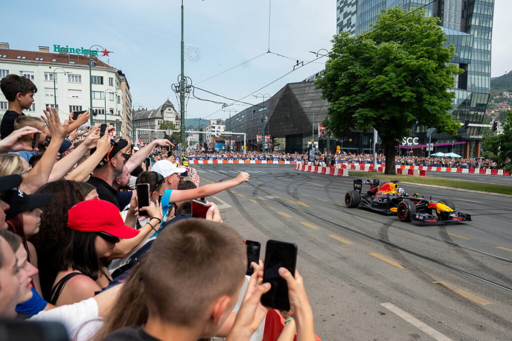 Red Bull今年將於9月28日舉辦Red Bull Showrun活動,將賽車、賽車手及後勤團隊原班人馬移師臺中市政路前封街展演,預計可容納3萬名觀眾,門票將於8月開賣。(Red Bull 提供)