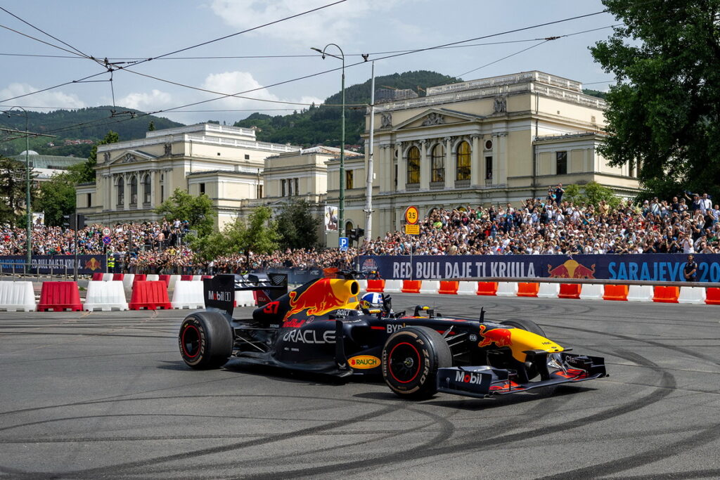 Red Bull今年將於9月28日舉辦Red Bull Showrun活動,將賽車、賽車手及後勤團隊原班人馬移師臺中市政路前封街展演,預計可容納3萬名觀眾,門票將於8月開賣。(Red Bull 提供)