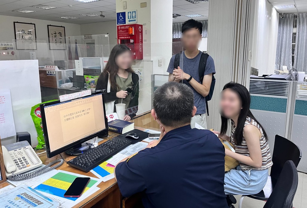 ▲圖說:聽到手機尋獲的好消息,港籍女子臉上綻出燦爛笑容 (圖/台中市政府提供)