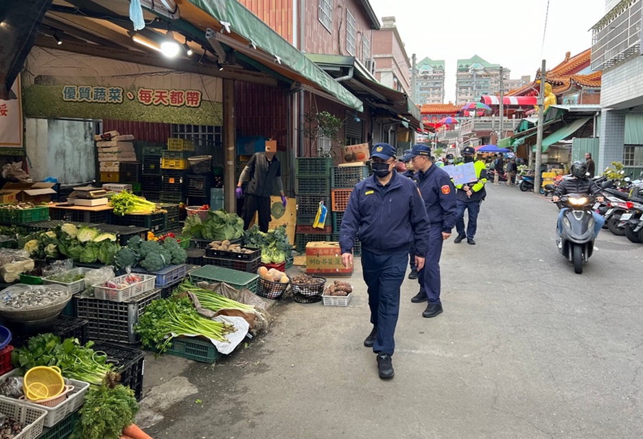 ▲圖說：分局長李建興親自率隊至市場進行柔性勸導 （圖／台中市政府提供）