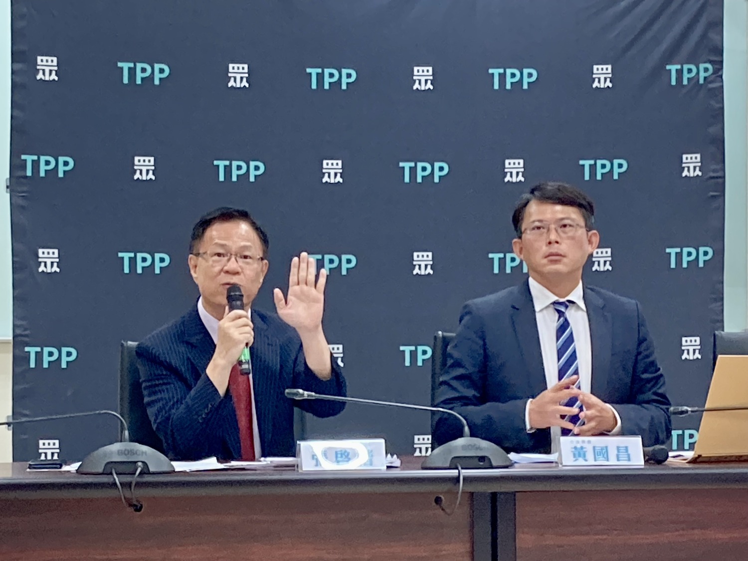 台灣民眾黨立法黨團總召黃國昌、立委張啓楷聯手召開「不斷說謊遮掩的農業部 短差的六百萬顆雞蛋」記者會。(圖/民眾黨立法黨團提供)