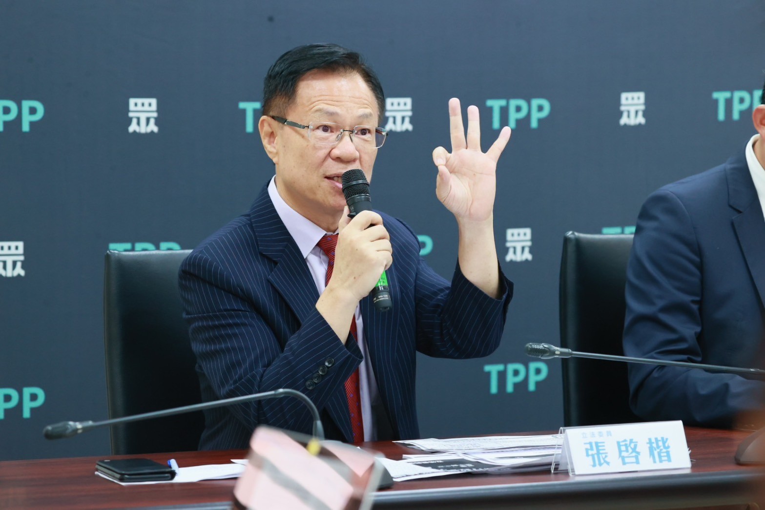 張啓楷指出,此案至少涉及三個重點,一是有無浪費民脂民膏,二是有無存在官商勾結,三則是更重要的2022年日本爆發禽流感導致蛋價飆升,為何還選擇從日本專案進口雞蛋?(圖/民眾黨立法黨團提供)