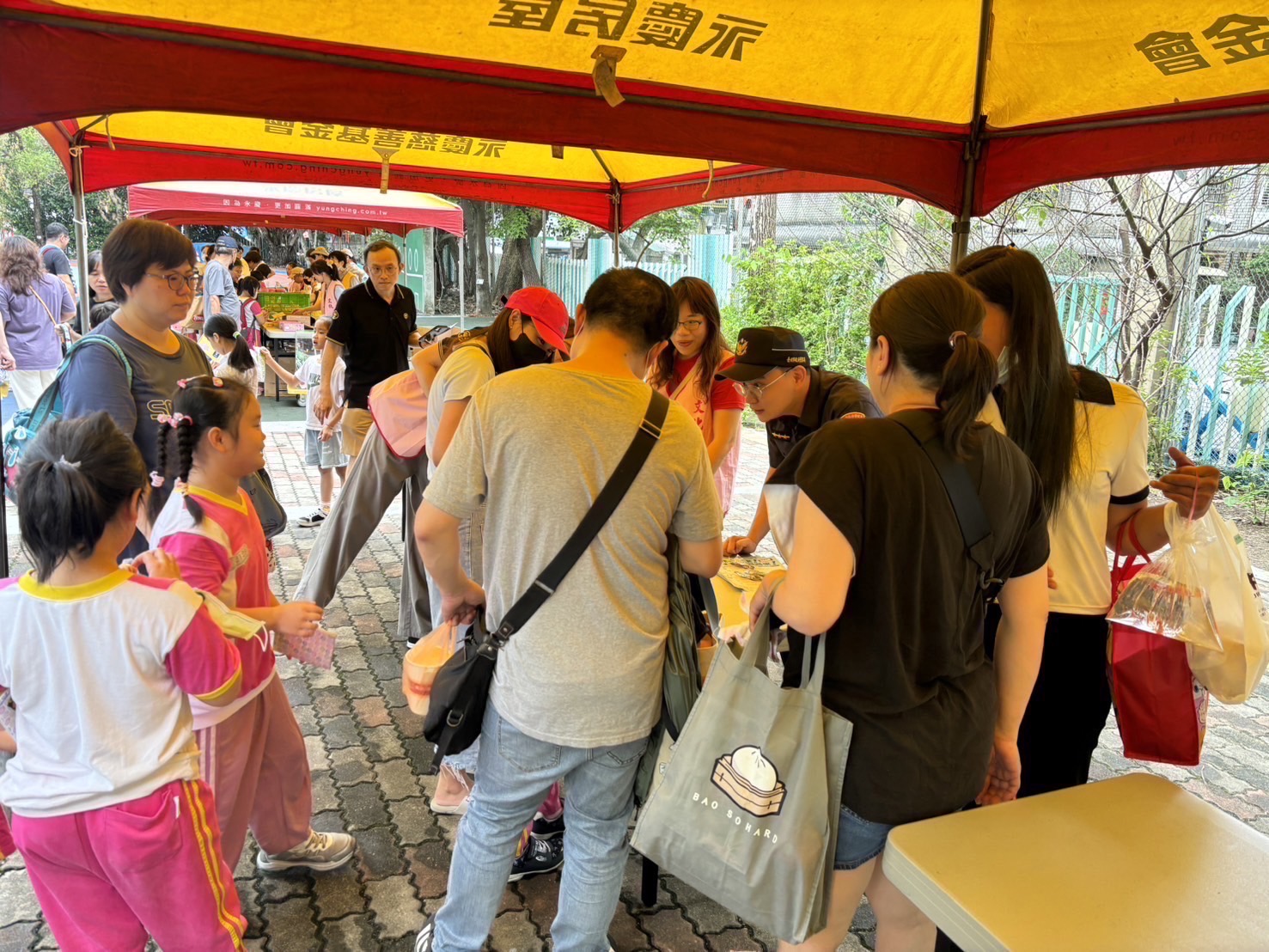 北投分局長安派出所利用北投國小舉辦活動時,前往犯罪預防宣導。(記者薛秀蓮翻攝)