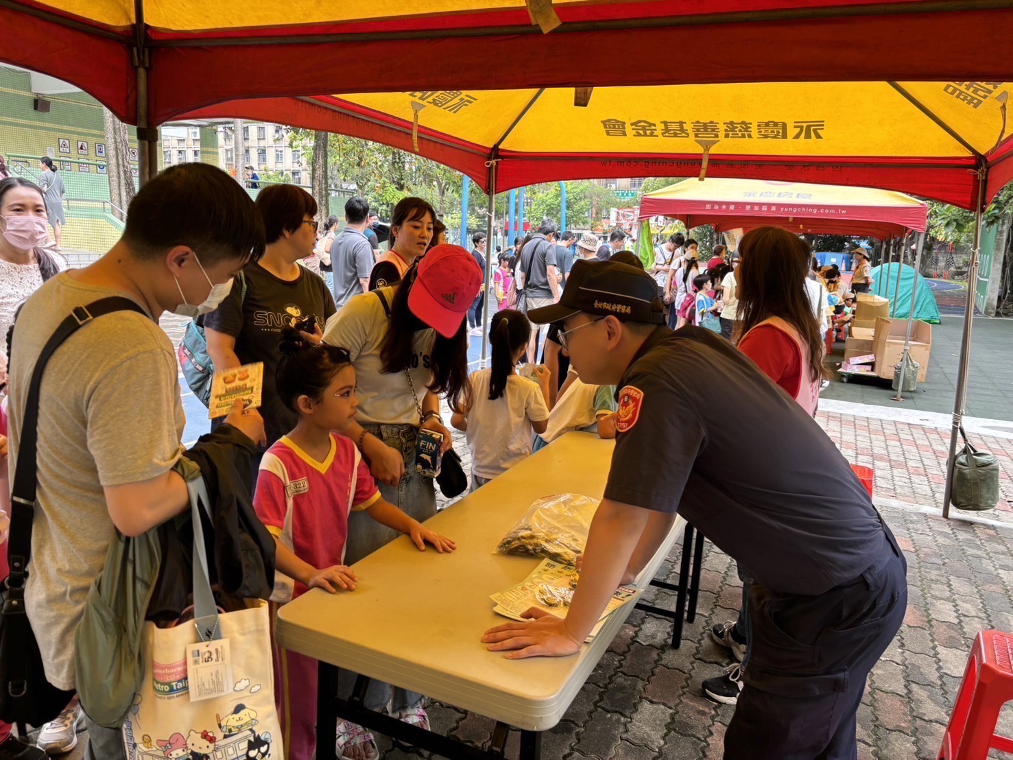 北投分局長安派出向家長及師生分享最新詐騙手法及新興毒品態樣。(記者薛秀蓮翻攝)