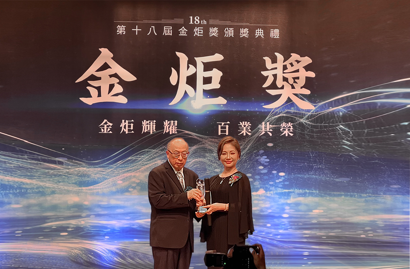 Superb廣興顧問創辦人丁湘芹（右）榮獲第18屆金炬獎「十大績優企業」與「十大經理人」雙獎項。(圖/廣興顧問提供)