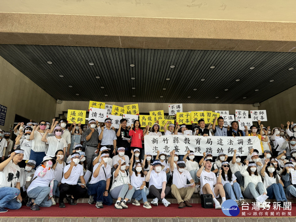 現場幼教老師頭上綁著抗議白布條,以示堅決捍衛名譽清白的決心。