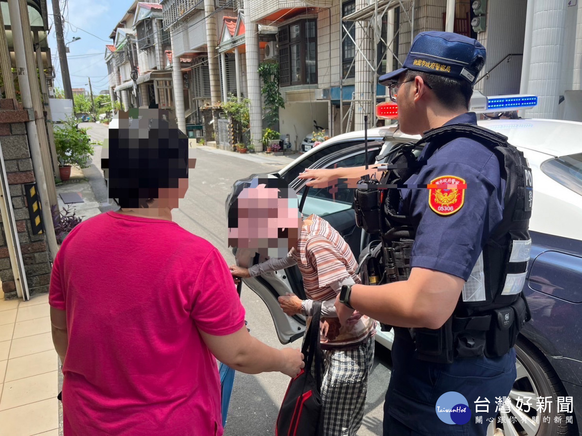 失智老婦行經路口險象環生， 警元救援協助返家。