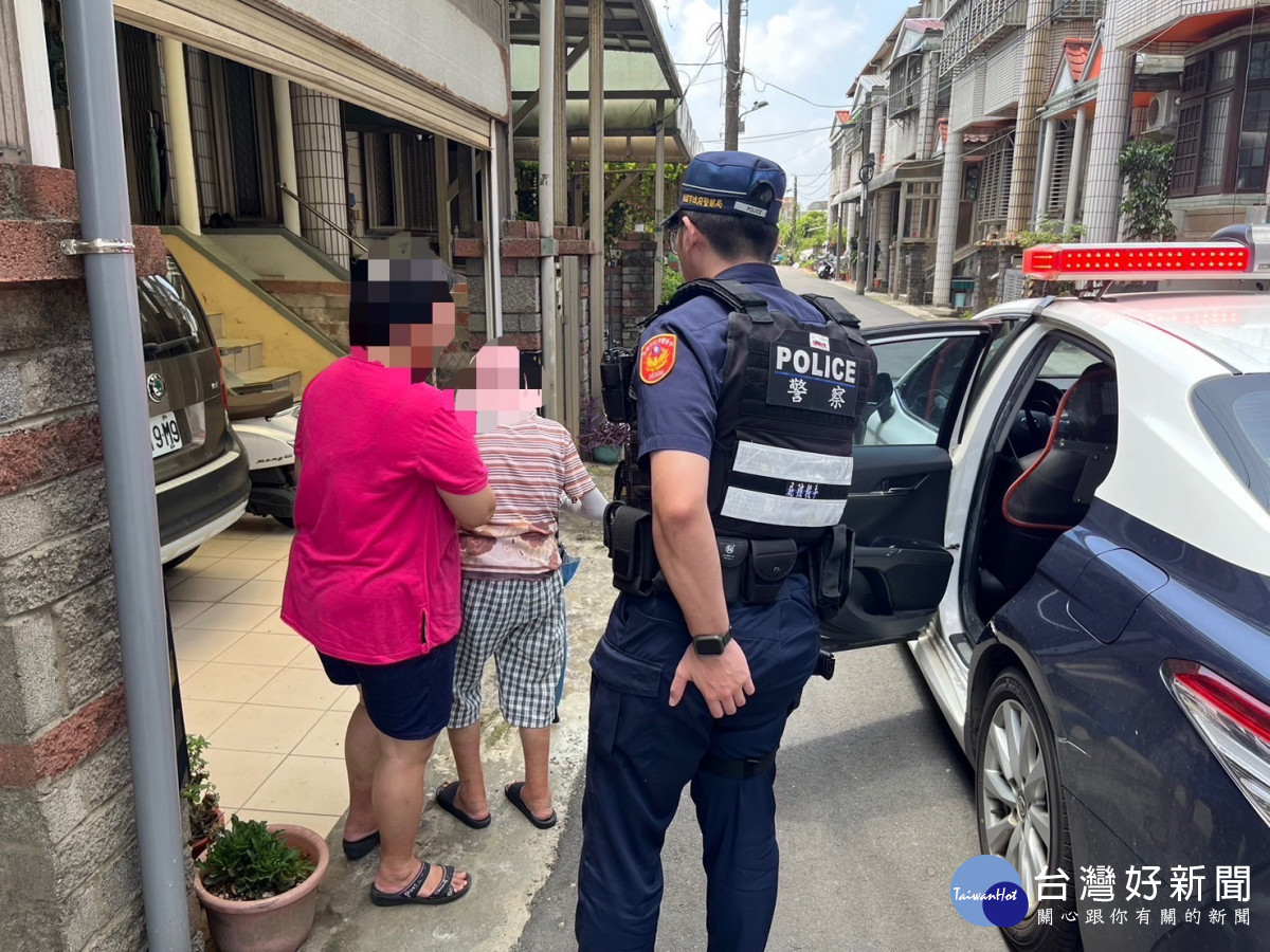 失智老婦行經路口險象環生, 警元救援協助返家。<br /><br />