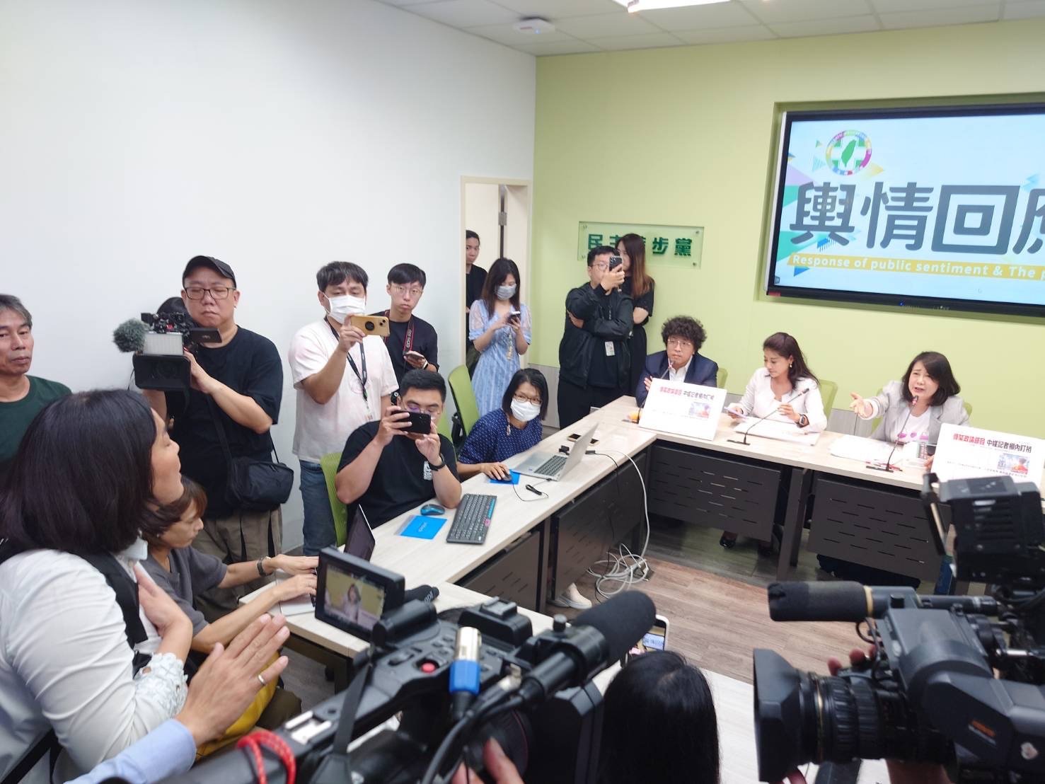 國民黨立委陳玉珍與民進黨團幹事長吳思瑤為了旁聽記者會發生爭執，兩人吵了近20分鐘。林啟弘攝