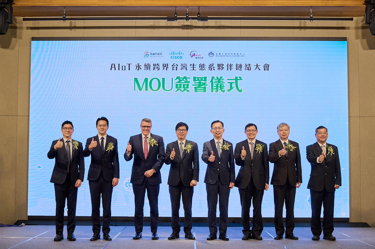 MOU簽署見證-(由左至右)思科台灣總經理林岳田、高雄市經發局局長廖泰翔、思科資深副總裁暨全球創新長 Guy Diedrich、高雄市政府市長陳其邁、交通部次長林國顯、經濟部產業發展署主任秘書林德生、臺灣港務公司董事長李賢義、臺灣港務公司高雄分公司總經理王錦榮