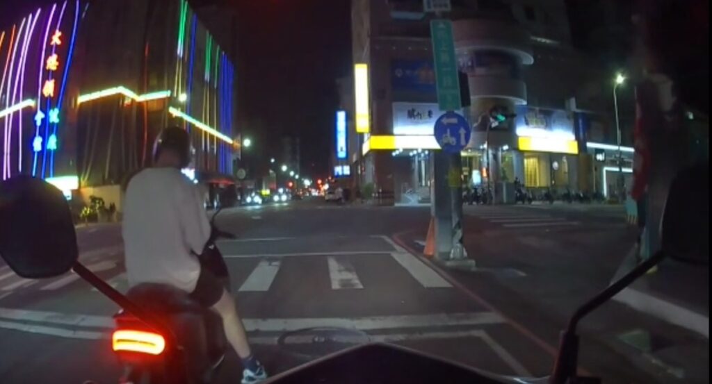 ▲圖說：賴男吃完燒酒雞還騎車上路，卻因違規使用手機遭員警查獲酒駕 （圖／台中市政府提供）