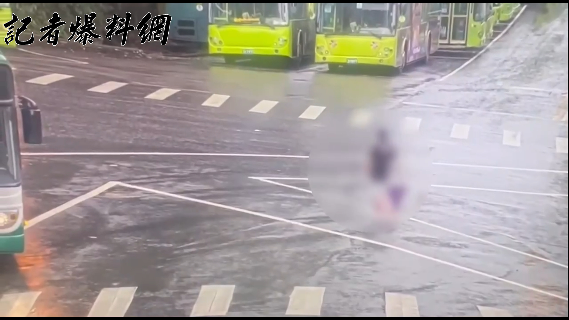 ▲劉姓大媽趁司機等待交班上廁所空檔走向公車。(翻攝畫面)