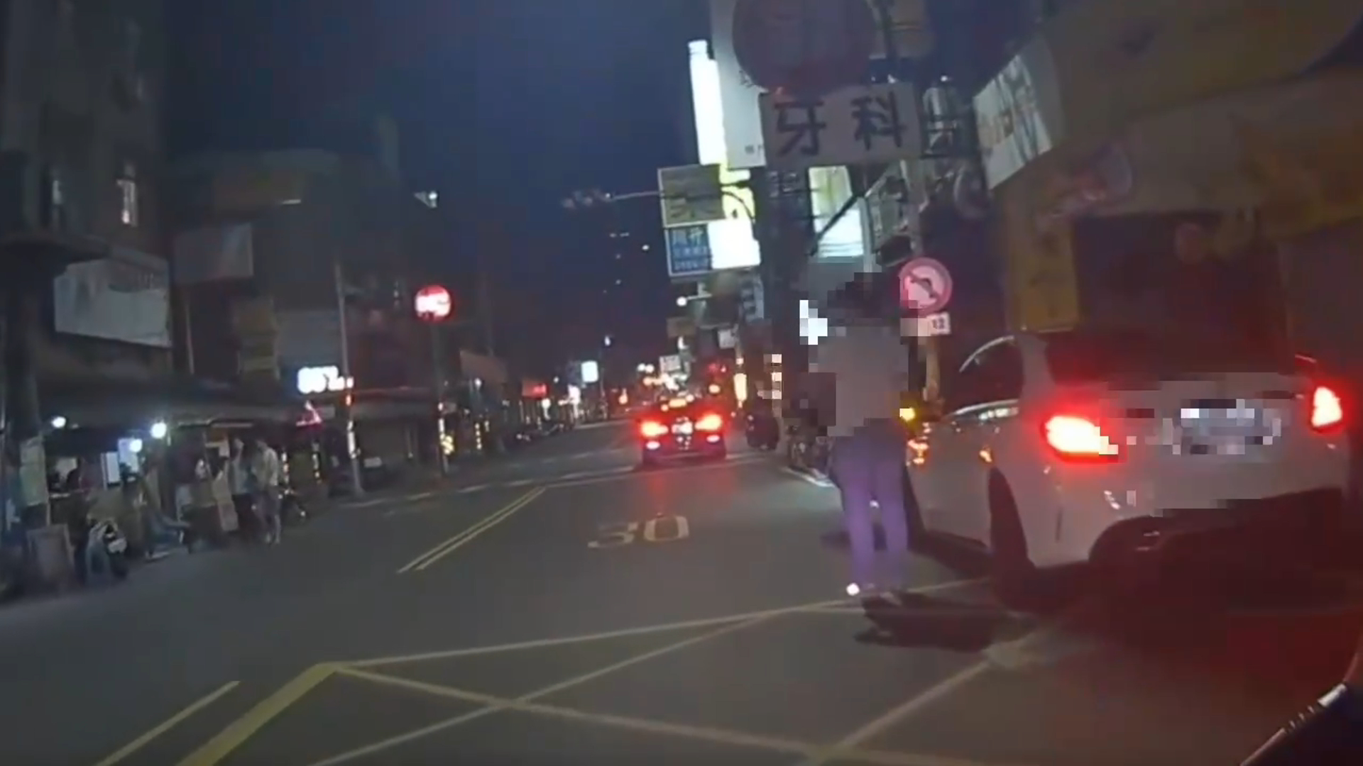 ▲有多項前科的林姓男子大喇喇將車違規停放路口轉角紅線處，遭巡邏員警攔查。（翻攝畫面）