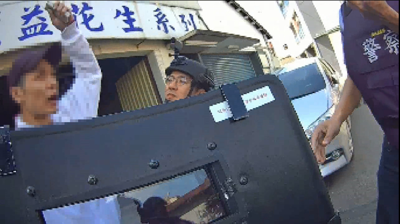 ▲綽號「阿超」周姓男子涉嫌改造槍枝和子彈,警方圍捕犯嫌威脅引爆炸彈,遭警方強制壓制,起出長、短槍、子彈、爆裂物、手榴彈5顆及改造槍枝工具1批等證物。(警方提供)