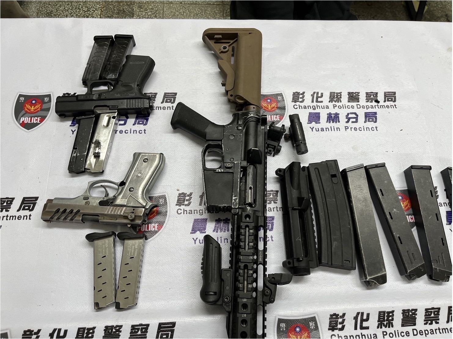 ▲綽號「阿超」周姓男子涉嫌改造槍枝和子彈，警方圍捕犯嫌威脅引爆炸彈，遭警方強制壓制，起出長、短槍、子彈、爆裂物、手榴彈5顆及改造槍枝工具1批等證物。（警方提供）