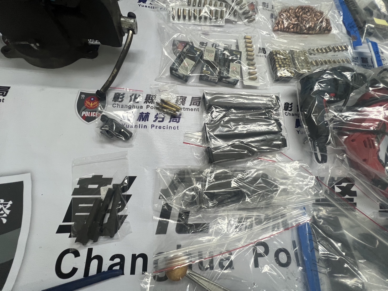 ▲綽號「阿超」周姓男子涉嫌改造槍枝和子彈，警方圍捕犯嫌威脅引爆炸彈，遭警方強制壓制，起出長、短槍、子彈、爆裂物、手榴彈5顆及改造槍枝工具1批等證物。（警方提供）