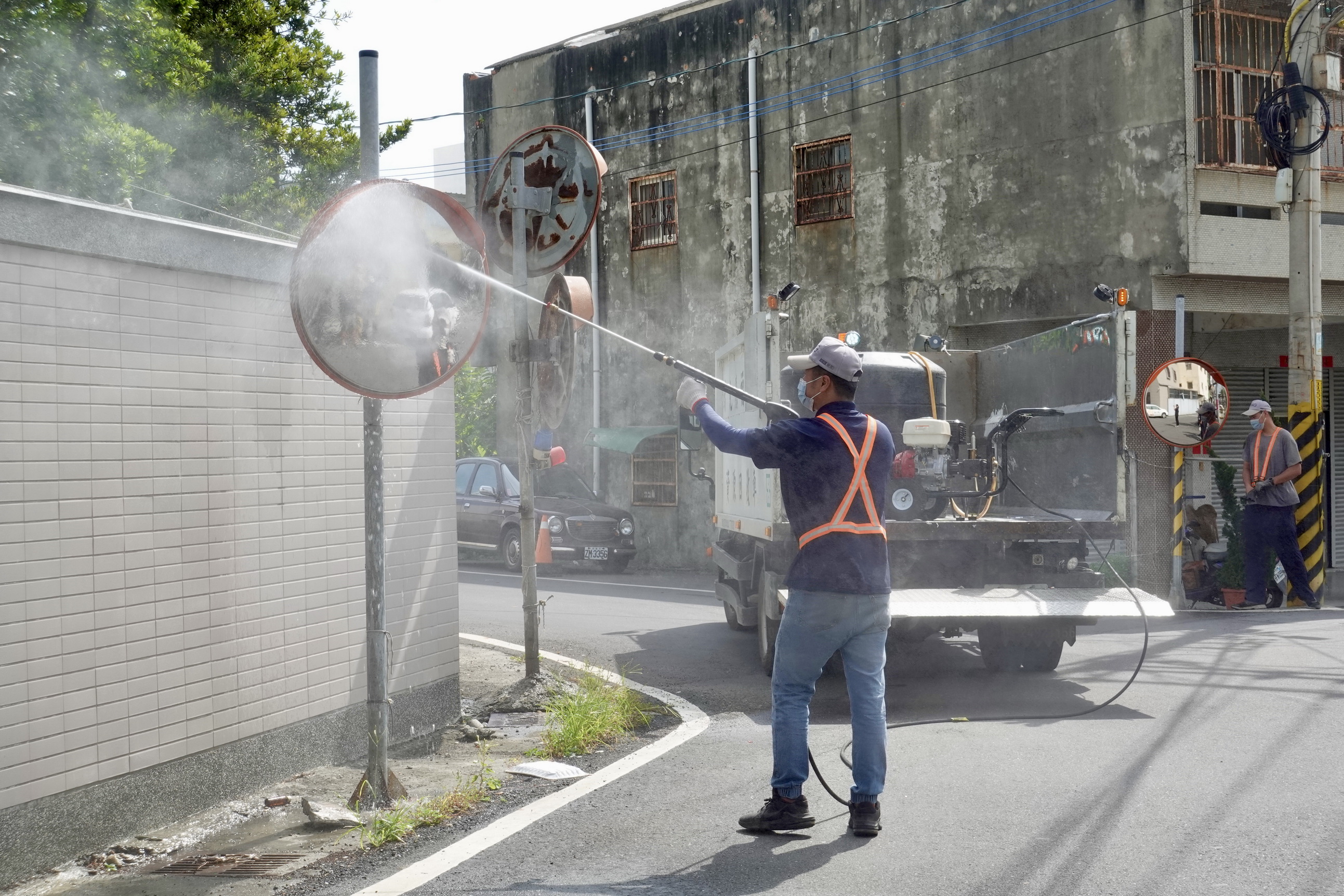 ▲福興鄉道路反光鏡鏡面被沙塵覆蓋霧化，影響用路人行車視野，鄉公所清潔隊展開全鄉反射鏡清洗作業。（記者張溎壕攝）
