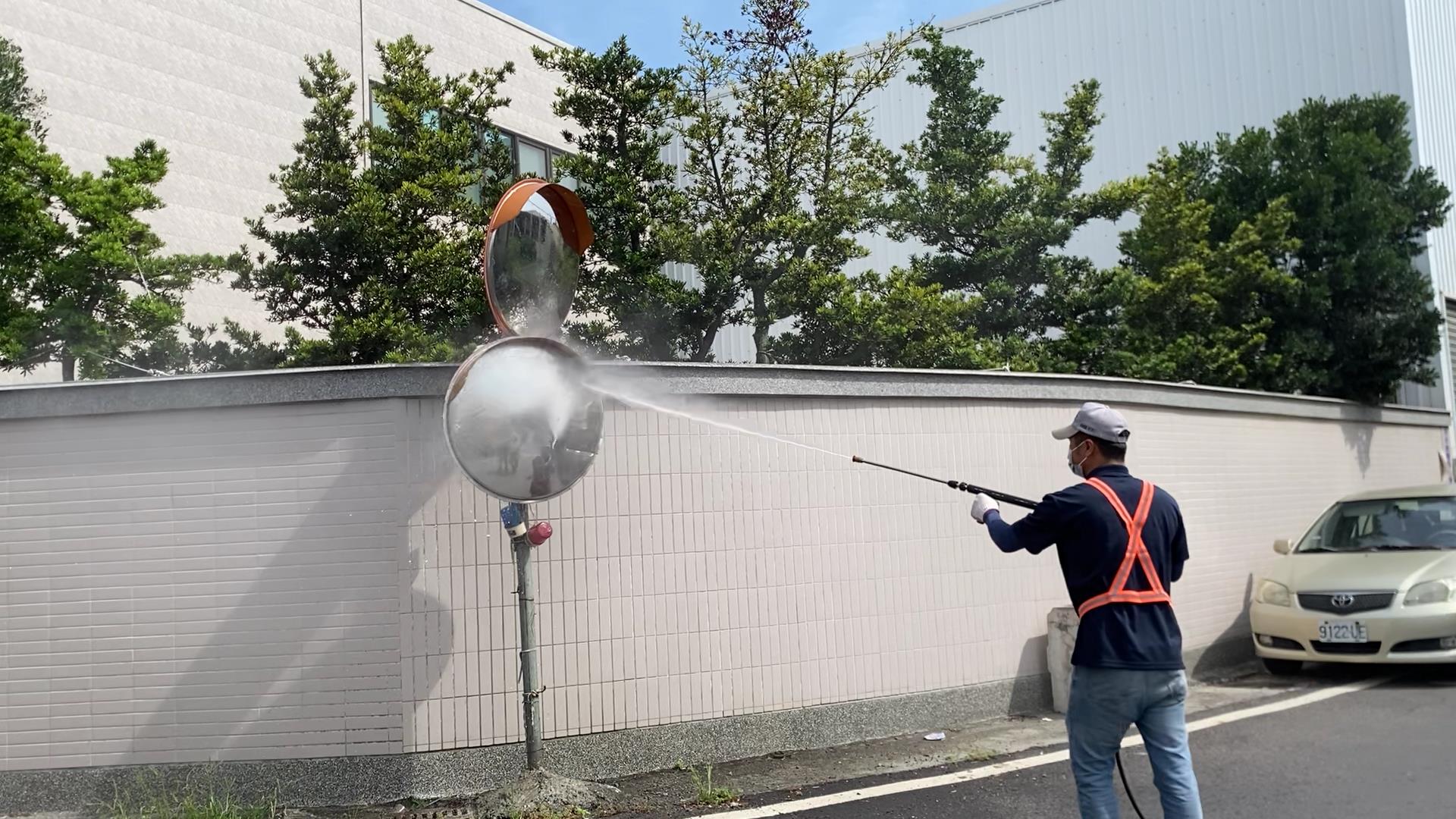 ▲福興鄉道路反光鏡鏡面被沙塵覆蓋霧化，影響用路人行車視野，鄉公所清潔隊展開全鄉反射鏡清洗作業。（記者張溎壕攝）